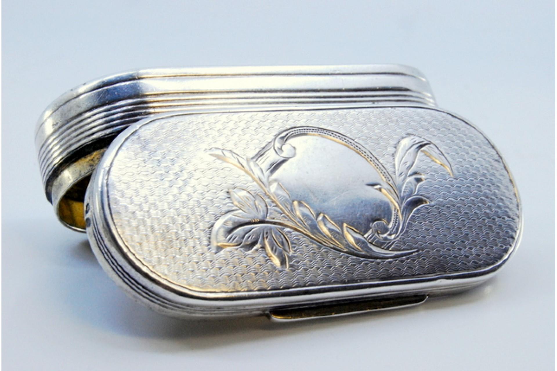 Silver snuff box with guilloche lid, floral motifs and friezes on the border For Sale 3