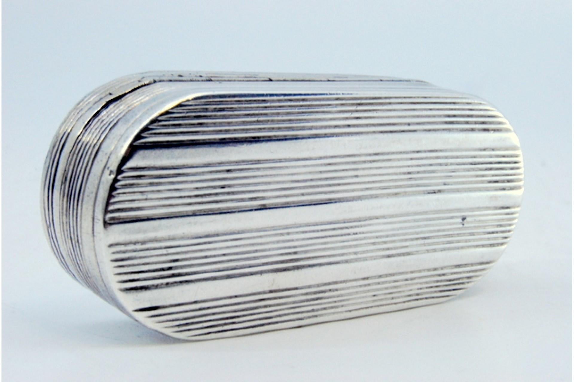 Silver snuff box with guilloche lid, floral motifs and friezes on the border For Sale 4