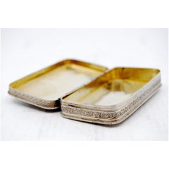 Silberne Schnupftabakdose mit Spitzengravuren, goldener Innenausstattung und Scharnierdeckel