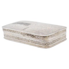 Silberne Schnupftabakdose mit Spitzengravuren, goldener Innenausstattung und Scharnierdeckel