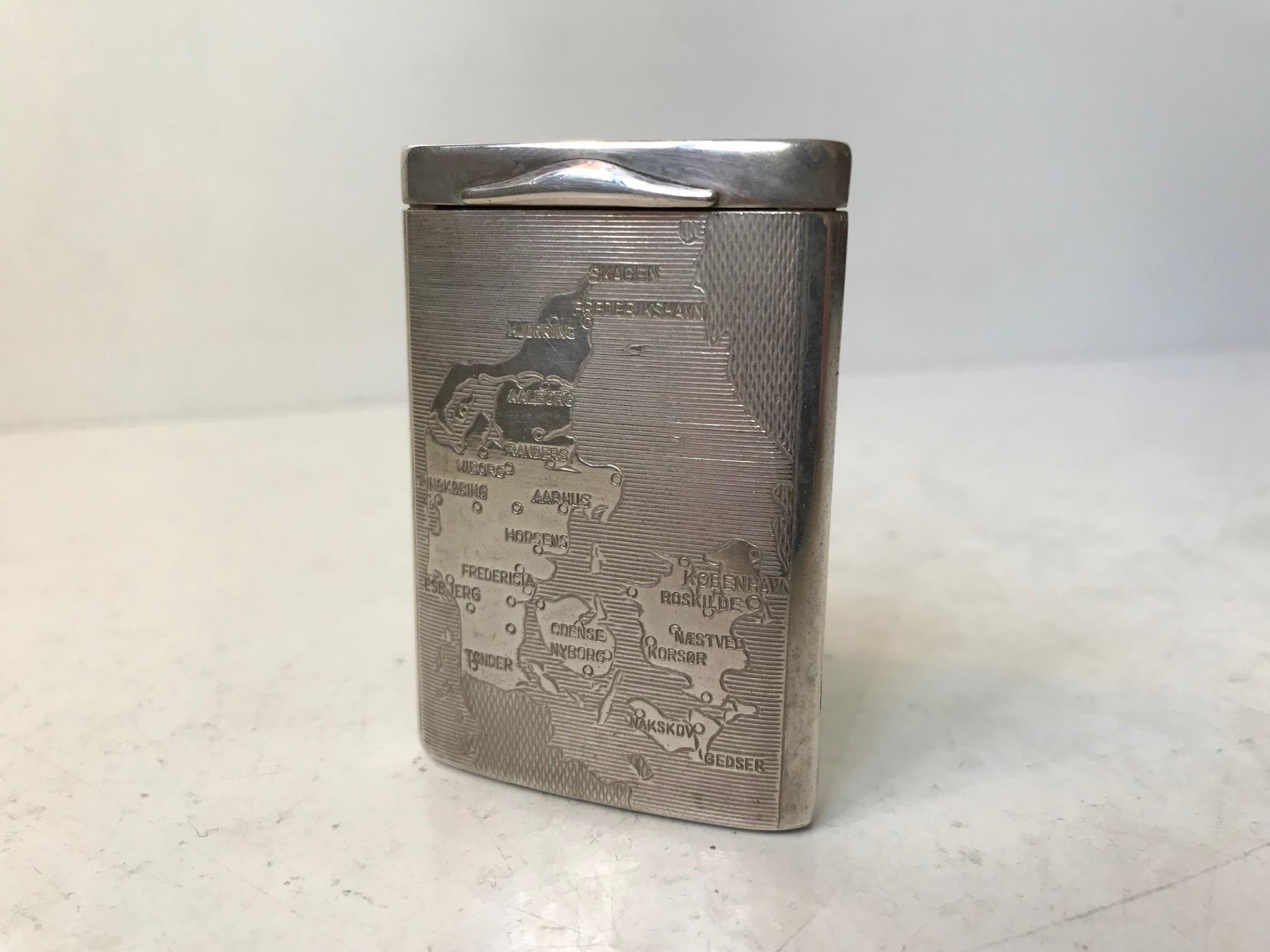 Silver pocket snuff box with a presentation side with a hand engraved map of Denmark. It was made by an unattributed Danish silversmith during the 1960s. It has no markings/hallmarks. We suspect these has been polished away. We have acid-testet the