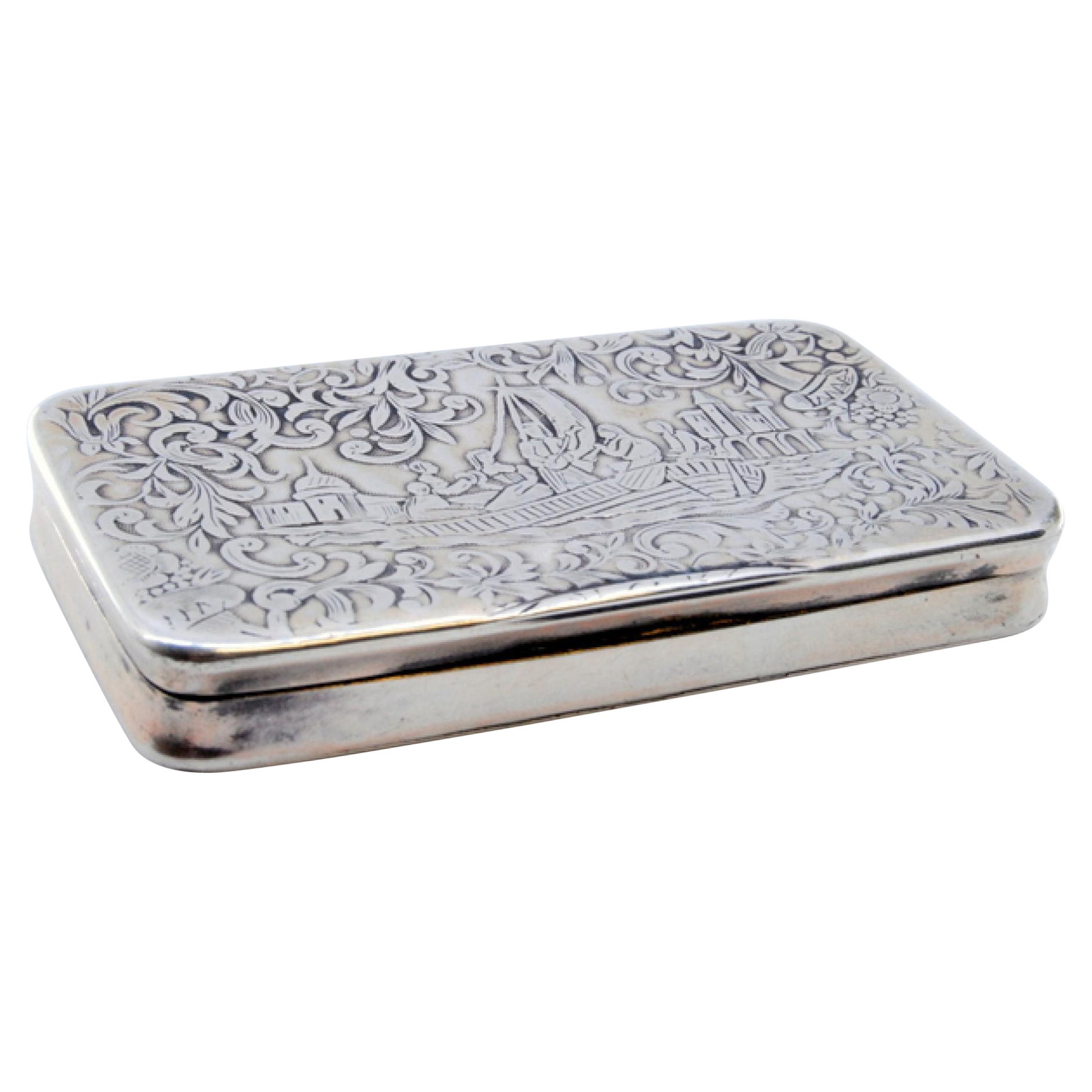 Silver snuff box with plant engravings and Venice gondola scene