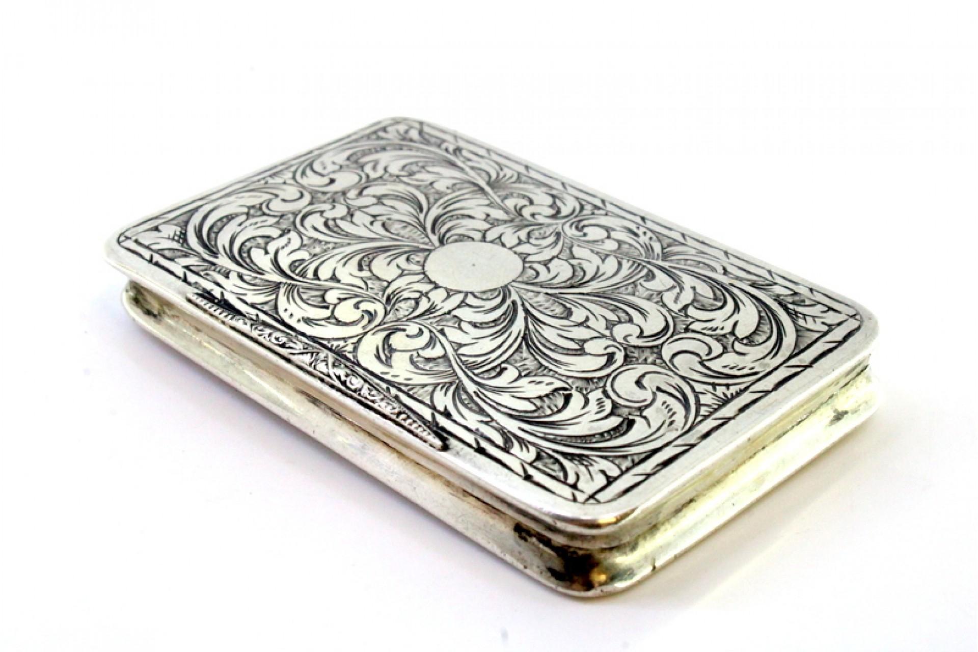 Silver snuff box with raised floral motifs, monogram card and hinged lid In Good Condition For Sale In Porto, PT
