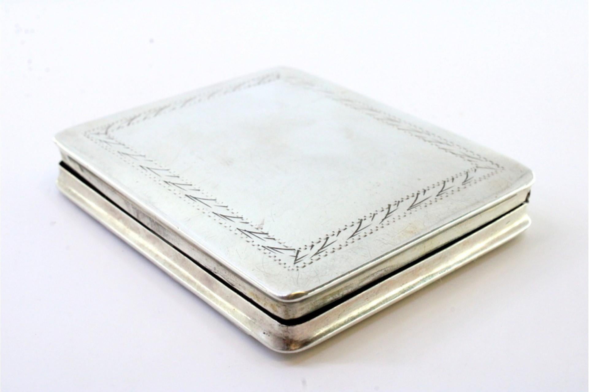 Silver snuff box with raised floral motifs, monogram card and hinged lid In Good Condition For Sale In Porto, PT