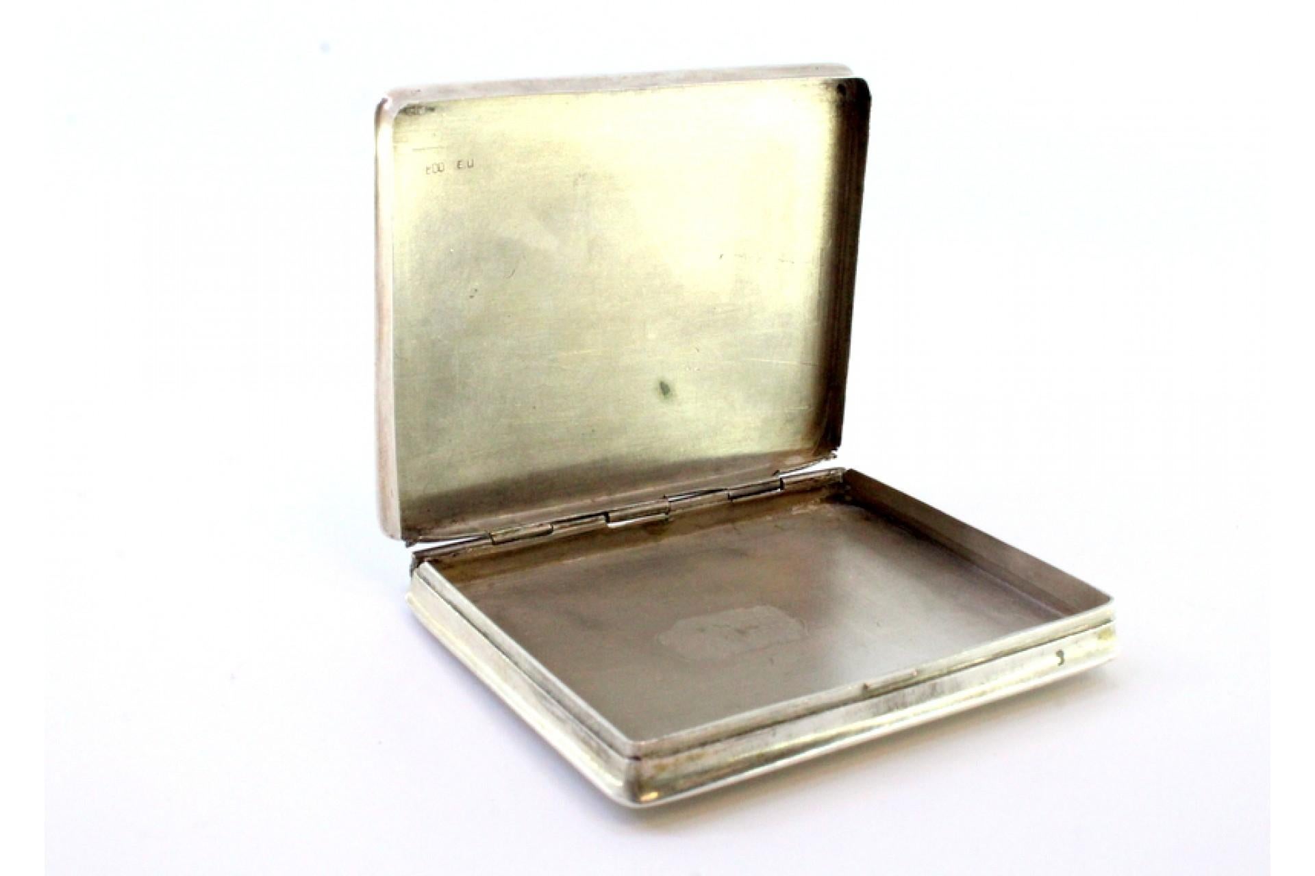 20th Century Silver snuff box with raised floral motifs, monogram card and hinged lid For Sale