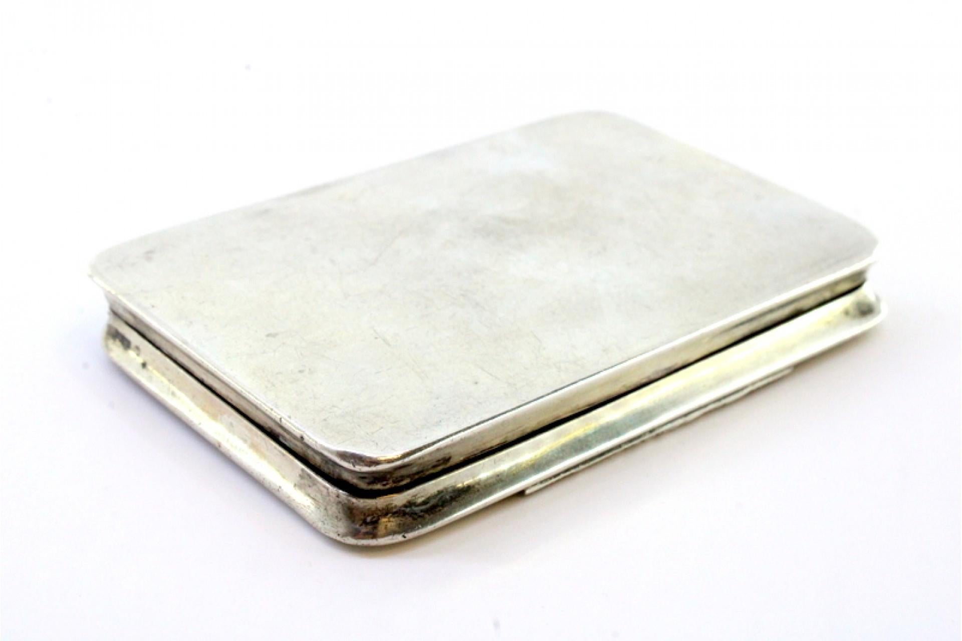 Silver snuff box with raised floral motifs, monogram card and hinged lid For Sale 1