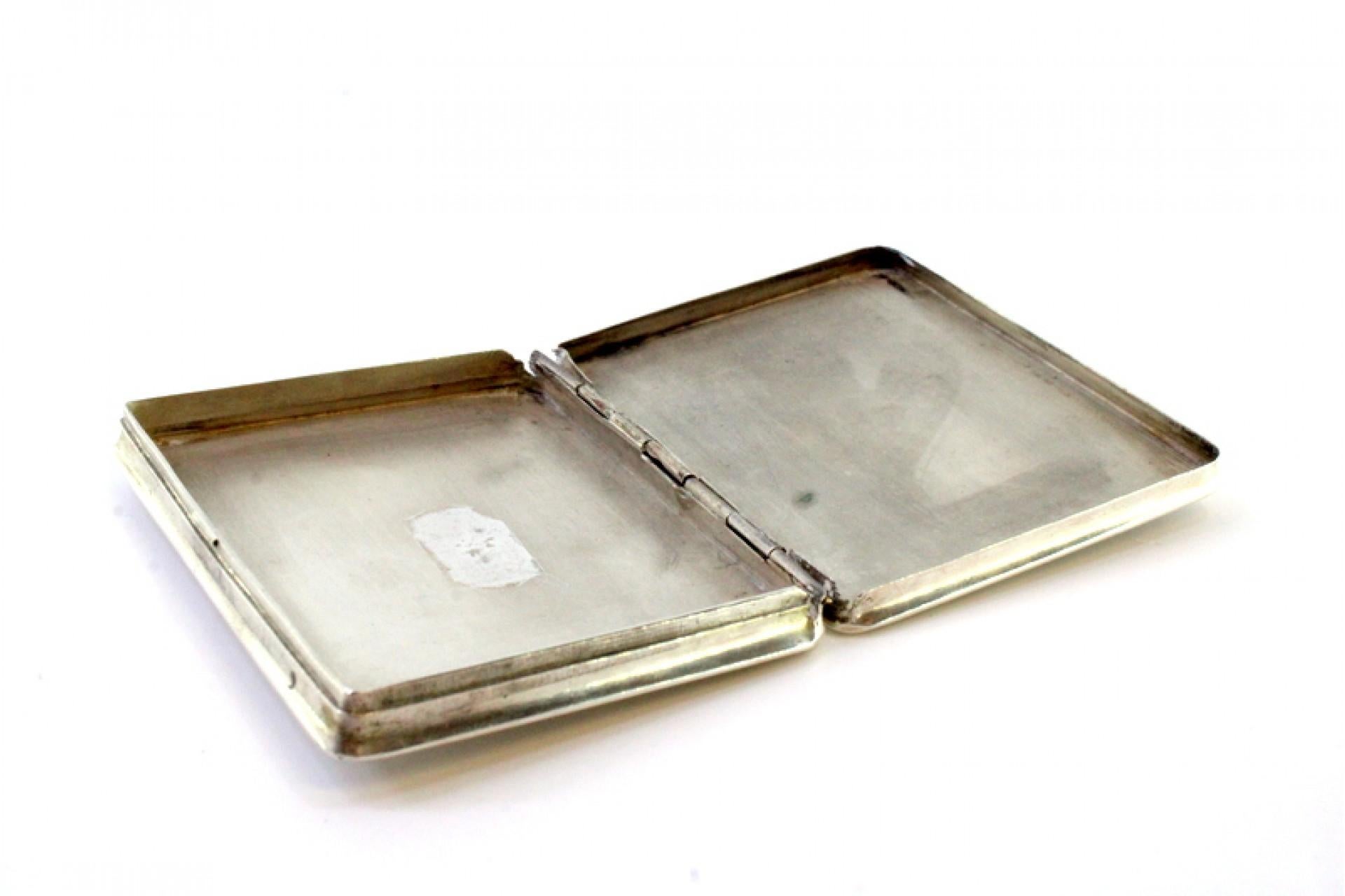 Silver snuff box with raised floral motifs, monogram card and hinged lid For Sale 1