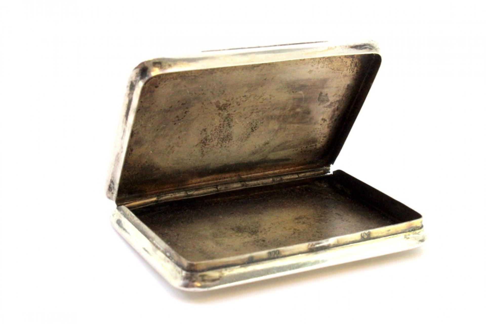 Silver snuff box with raised floral motifs, monogram card and hinged lid For Sale 2