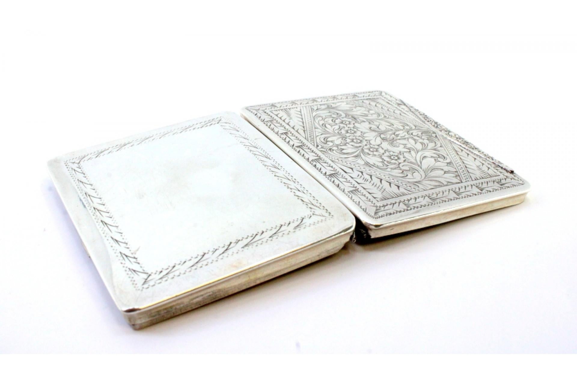 Silver snuff box with raised floral motifs, monogram card and hinged lid For Sale 2