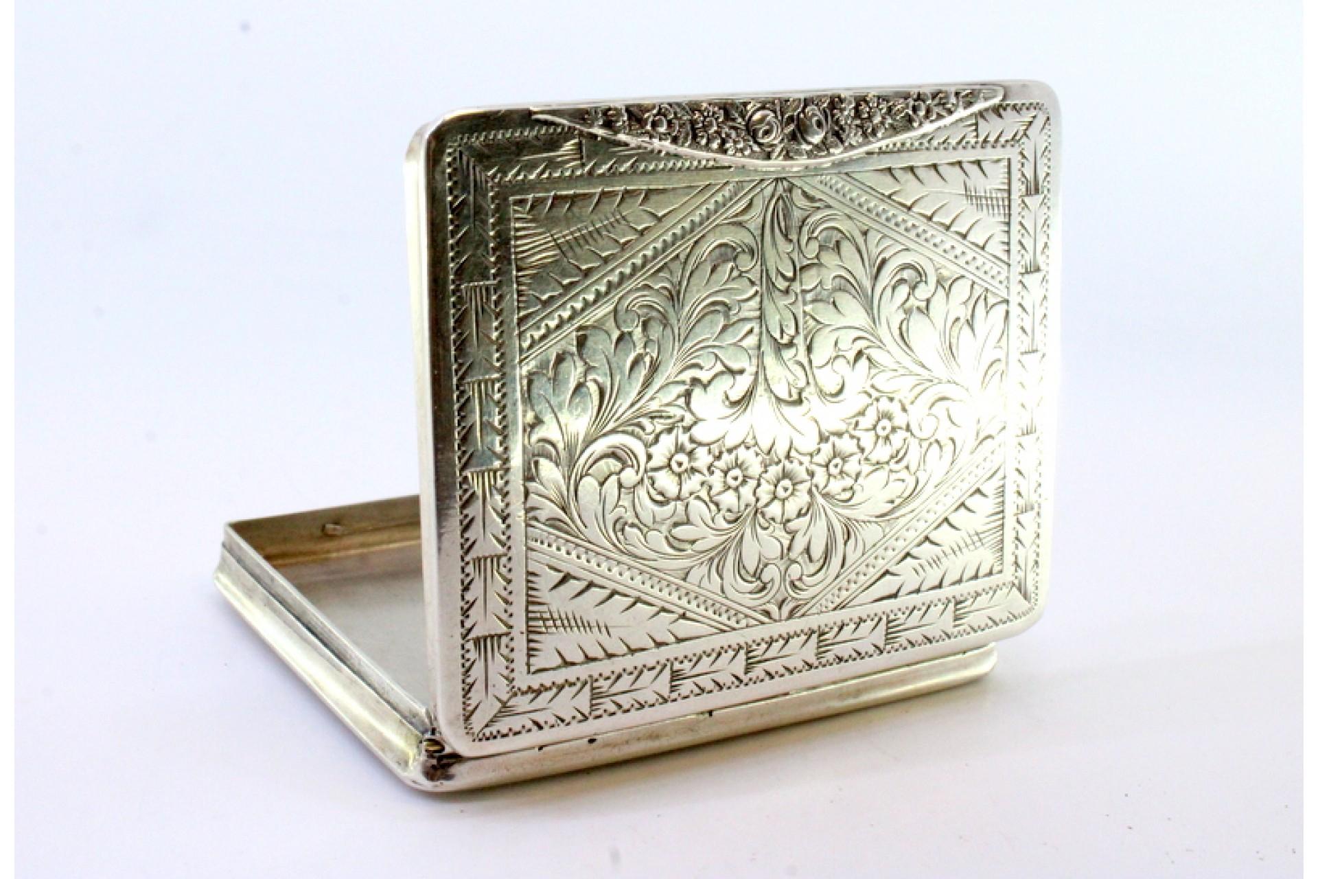 Silver snuff box with raised floral motifs, monogram card and hinged lid For Sale 3