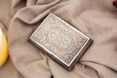 Silberne Schnupftabakdose mit rechteckiger Form und floralen Reliefs