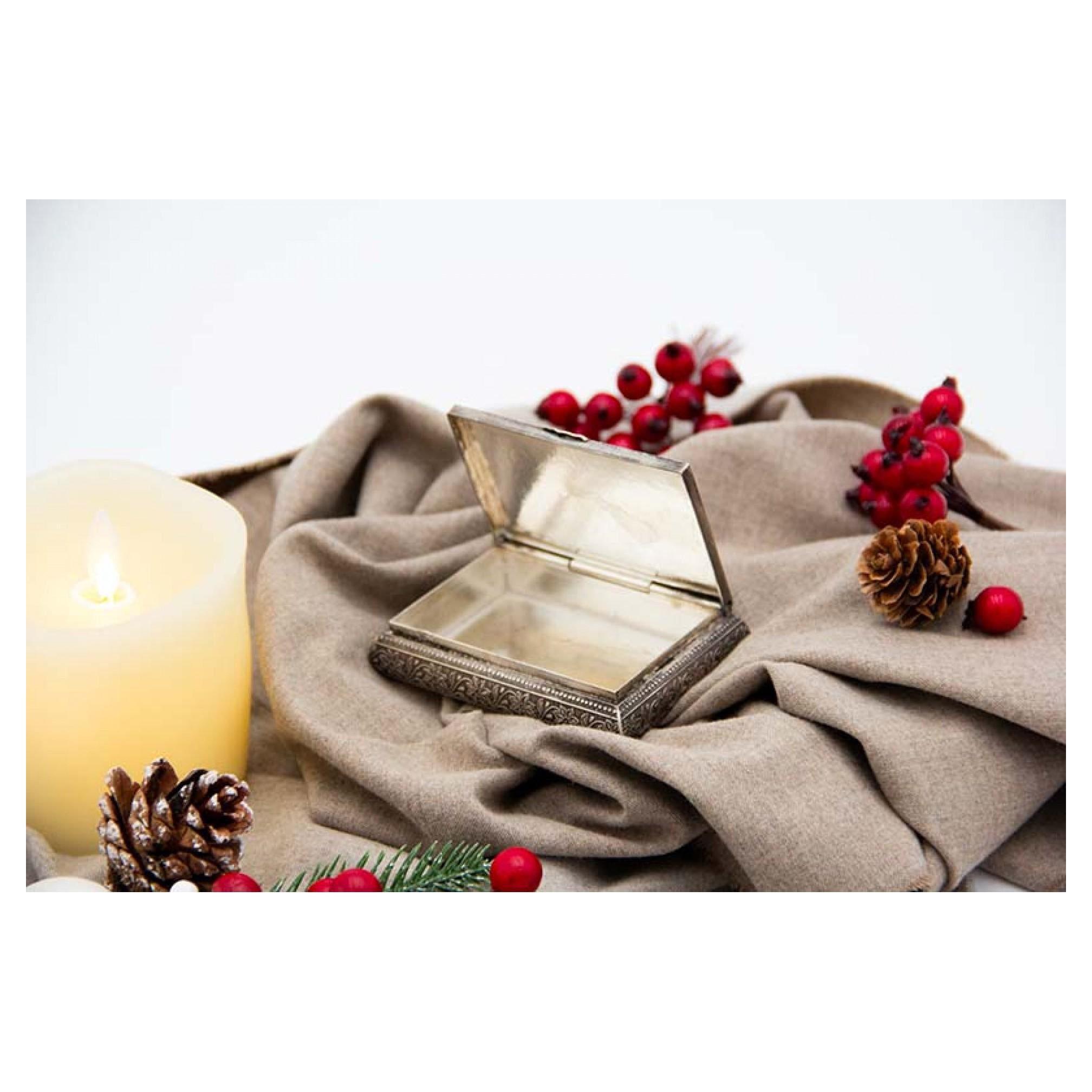 Silver snuff box with rectangular shape and floral reliefs For Sale