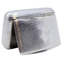 Silver snuff box with reed-shaped reliefs and a hinged lid