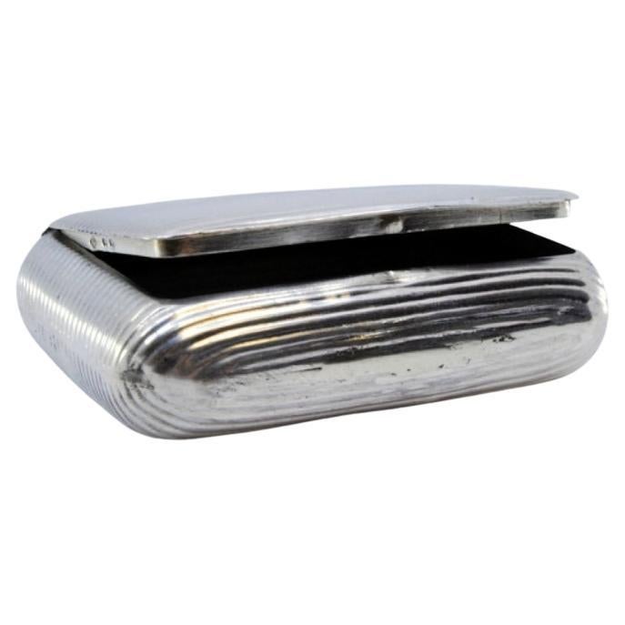 Silver snuff box with reed-shaped reliefs and a hinged lid For Sale