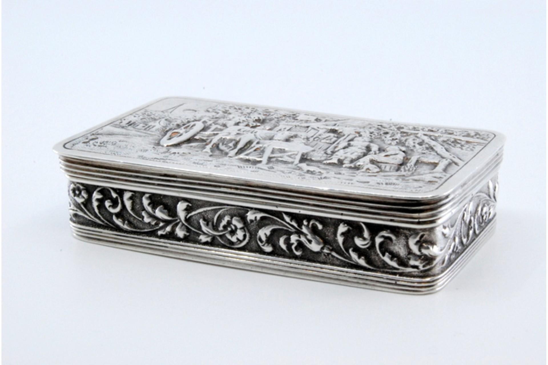 Silver snuff box with relief country motifs on the hinged lid For Sale 5
