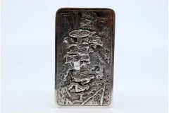 Tabacchiera in argento con motivi campestri in rilievo sul coperchio incernierato