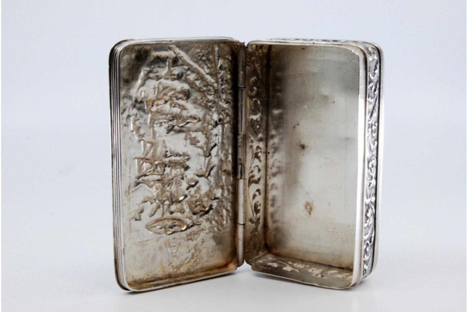 European Silver snuff box with relief country motifs on the hinged lid For Sale