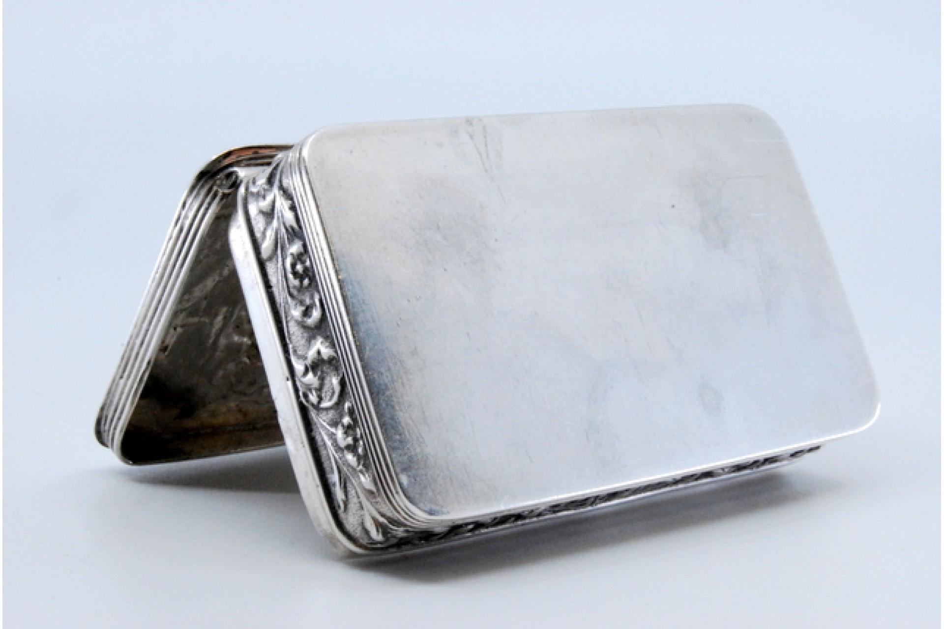 Silver snuff box with relief country motifs on the hinged lid In Good Condition For Sale In Porto, PT