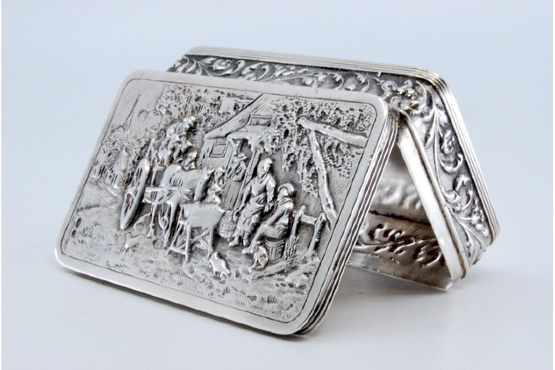 20th Century Silver snuff box with relief country motifs on the hinged lid For Sale