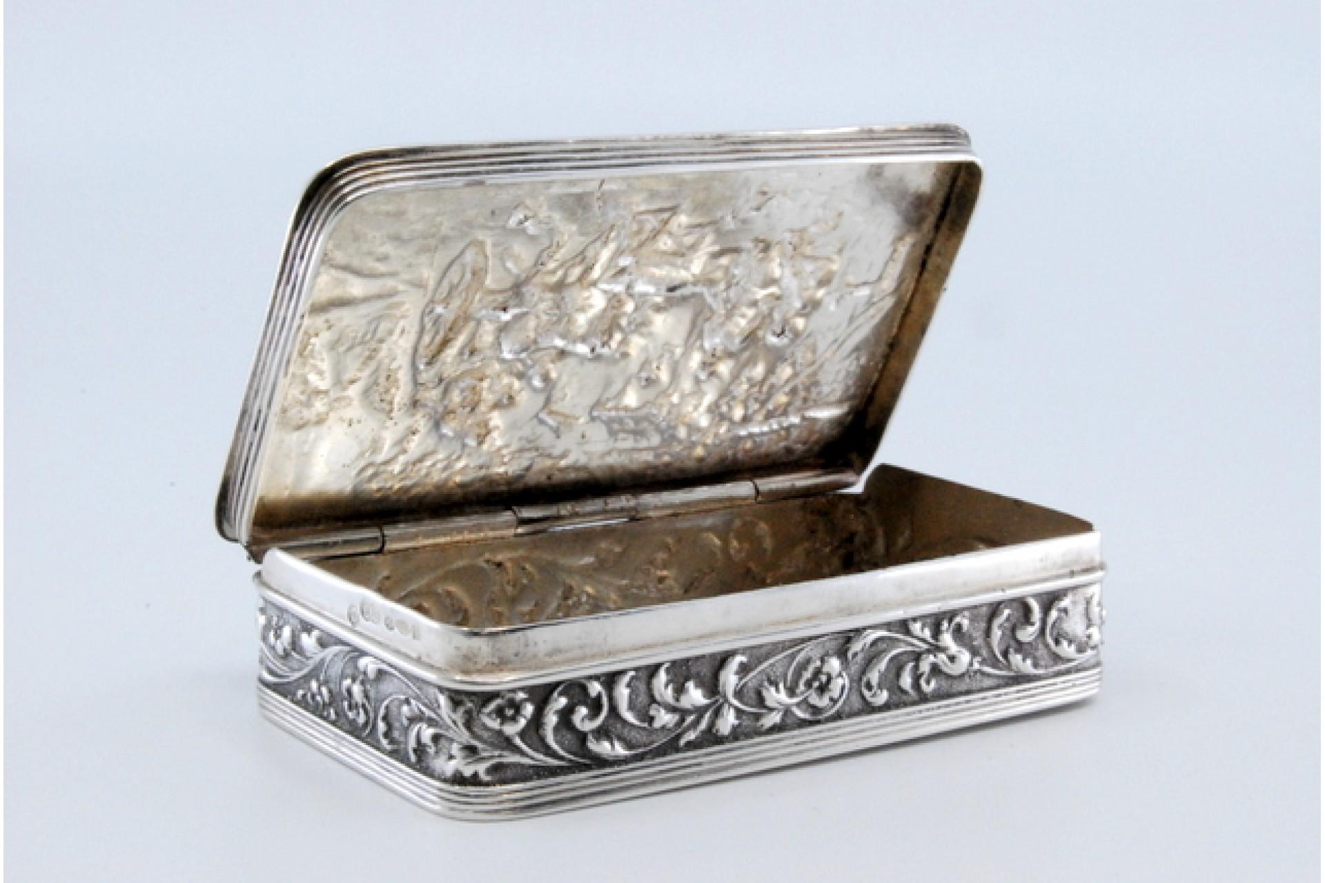 Silver snuff box with relief country motifs on the hinged lid For Sale 1