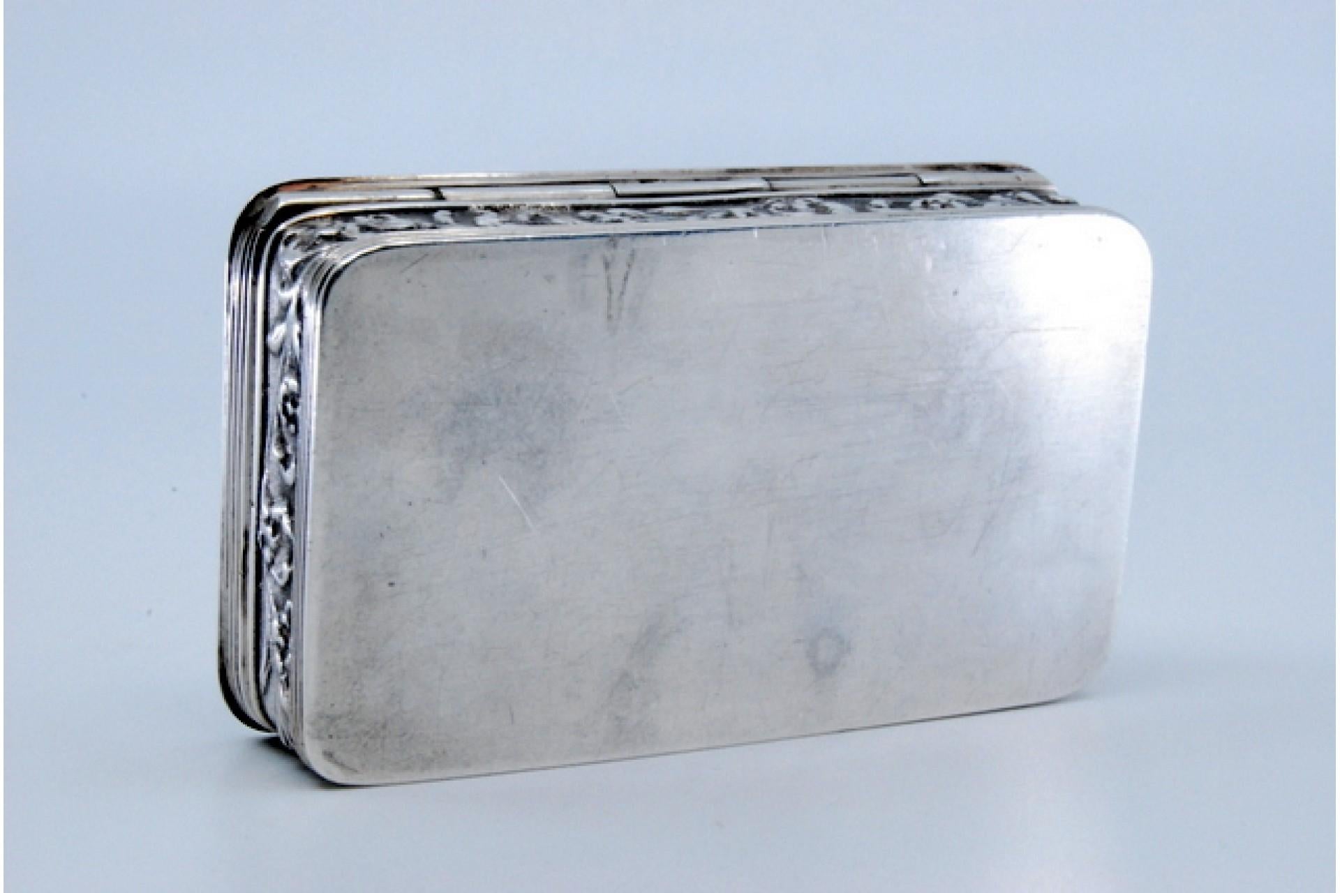 Silver snuff box with relief country motifs on the hinged lid For Sale 2