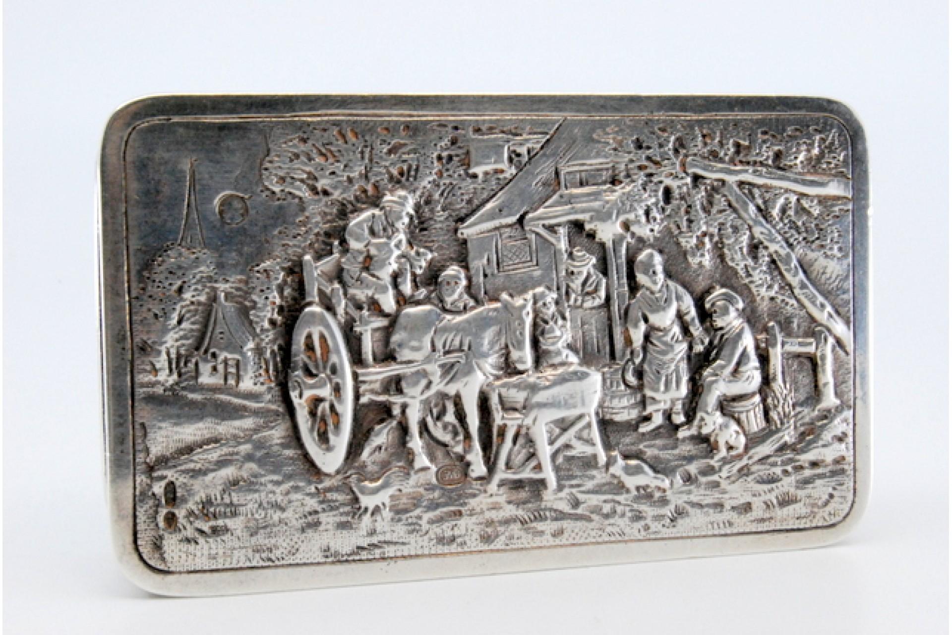 Silver snuff box with relief country motifs on the hinged lid For Sale 3