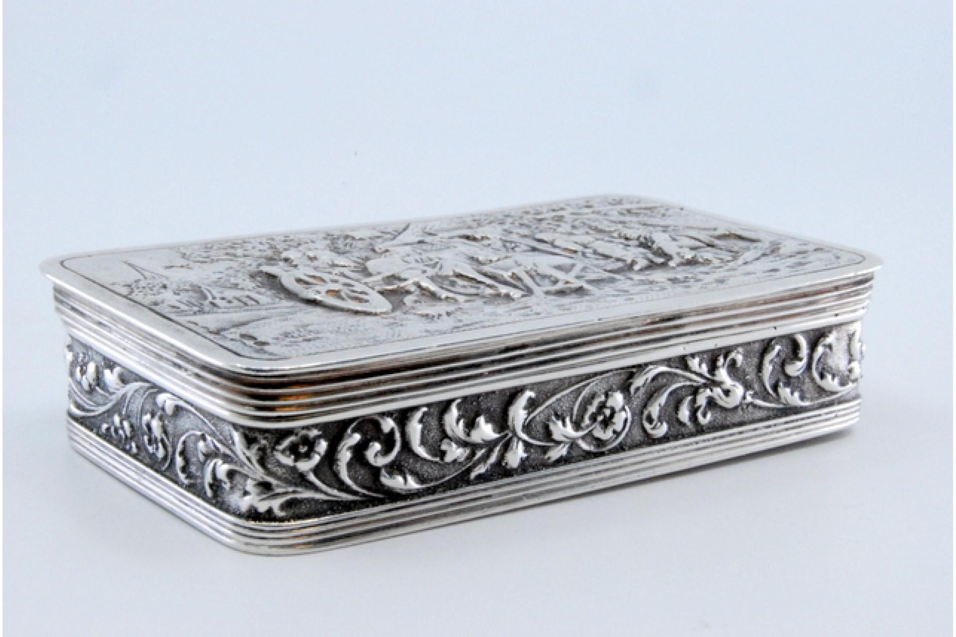 Silver snuff box with relief country motifs on the hinged lid For Sale 4