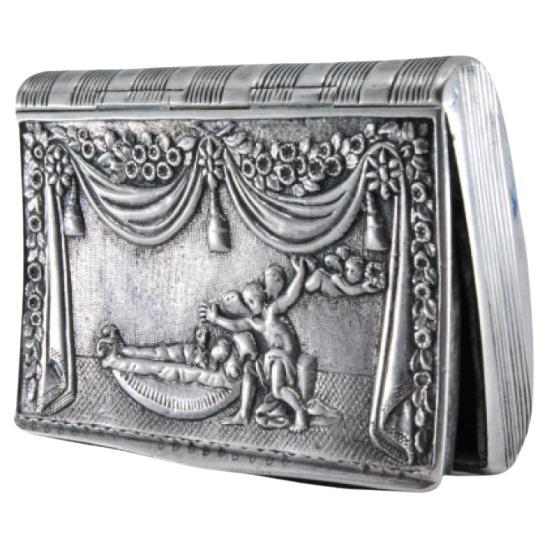 Silberne Schnupftabakdose mit reliefierter Theaterszene und Scharnierdeckel