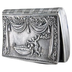 Silberne Schnupftabakdose mit reliefierter Theaterszene und Scharnierdeckel