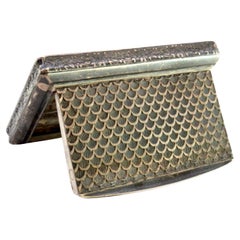 Silver snuff box with reliefs and application on the lid for opening