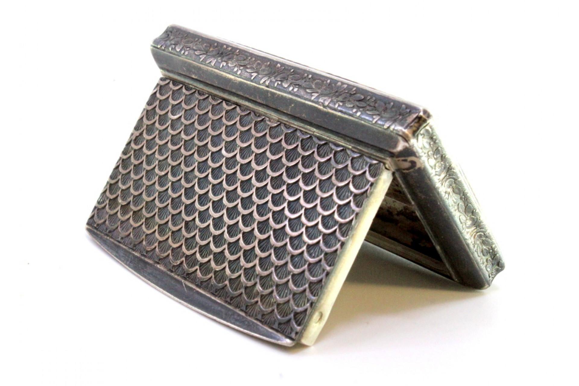 European Silver snuff box with reliefs and application on the lid for opening For Sale