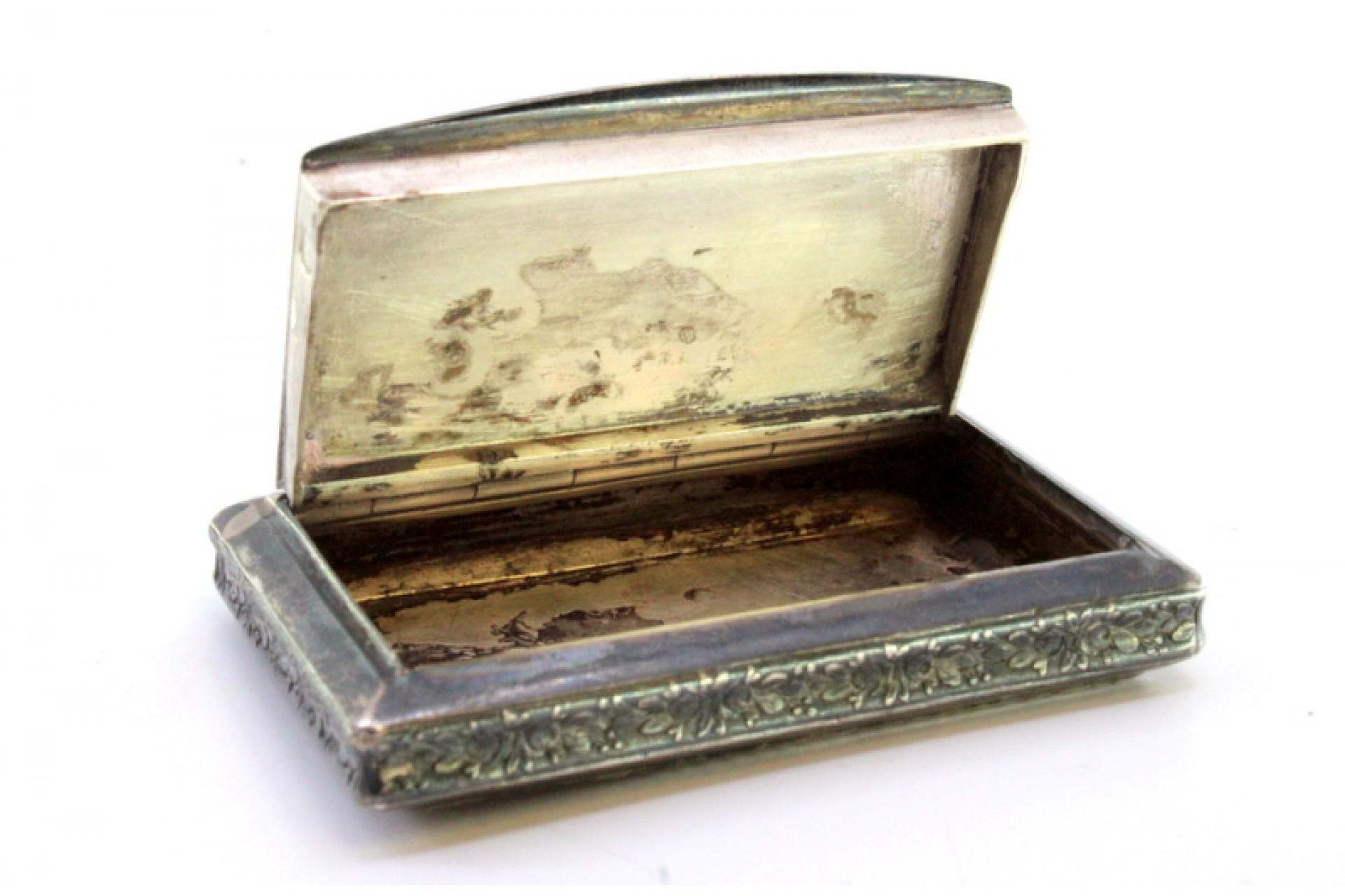 Silver snuff box with reliefs and application on the lid for opening In Good Condition For Sale In Porto, PT