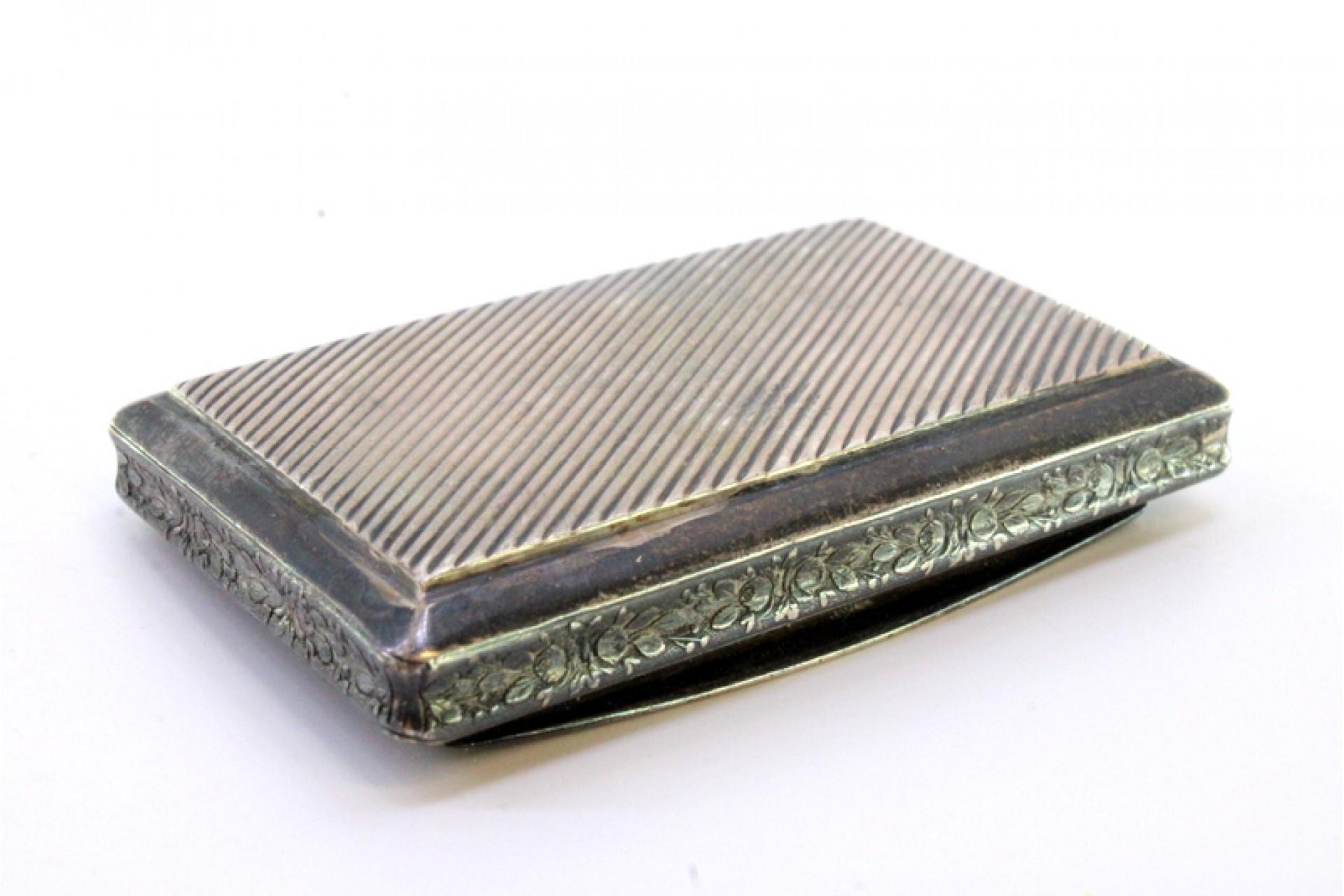 19th Century Silver snuff box with reliefs and application on the lid for opening For Sale