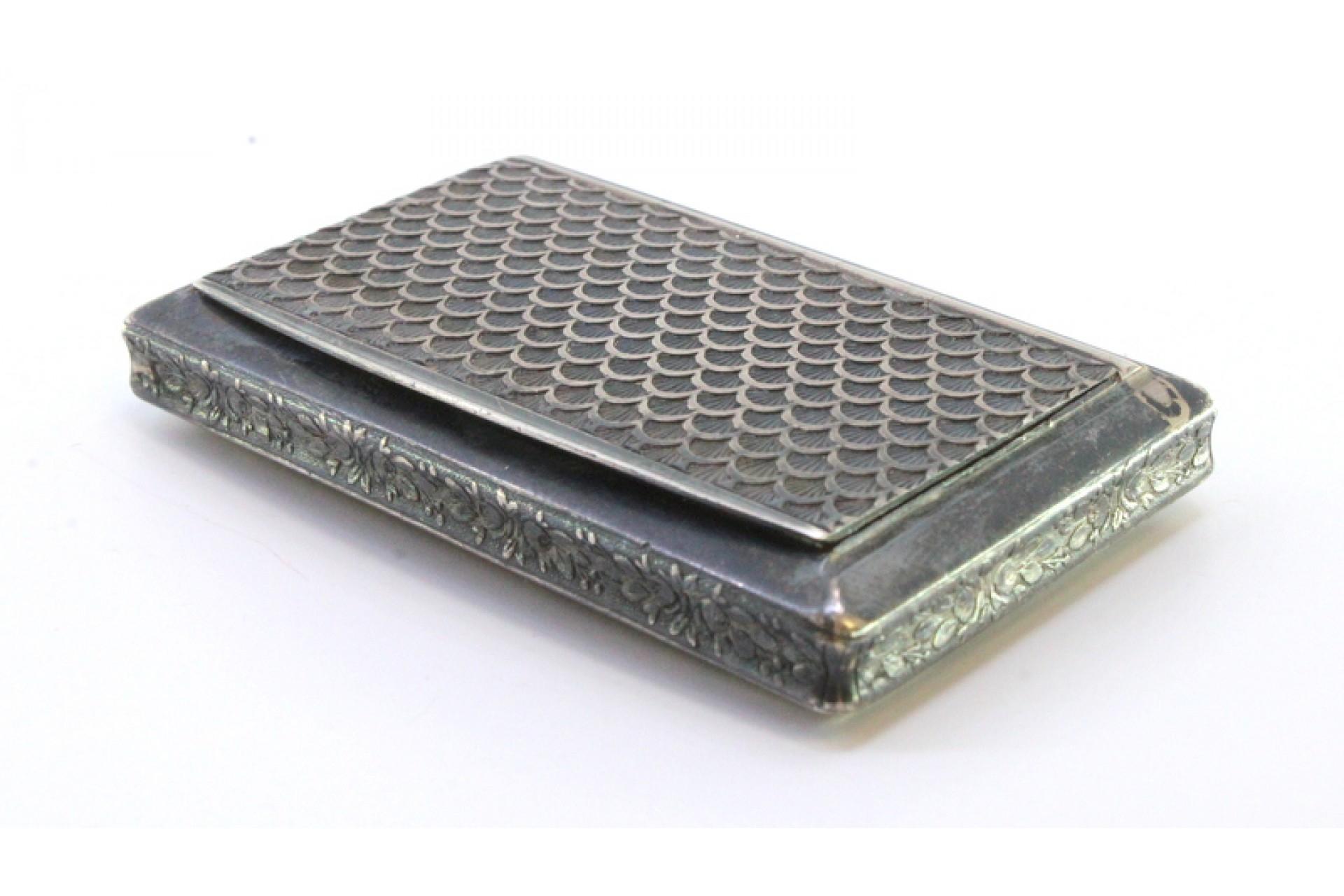 Silver snuff box with reliefs and application on the lid for opening For Sale 1