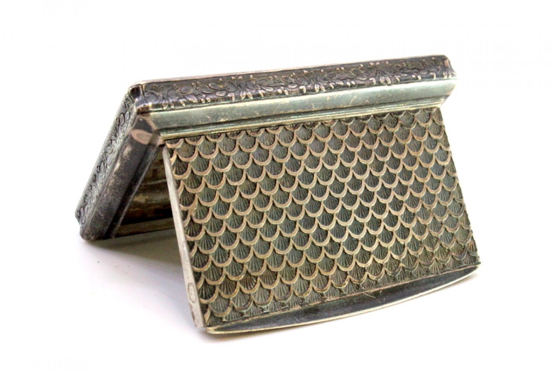 Silver snuff box with reliefs and application on the lid for opening For Sale 2