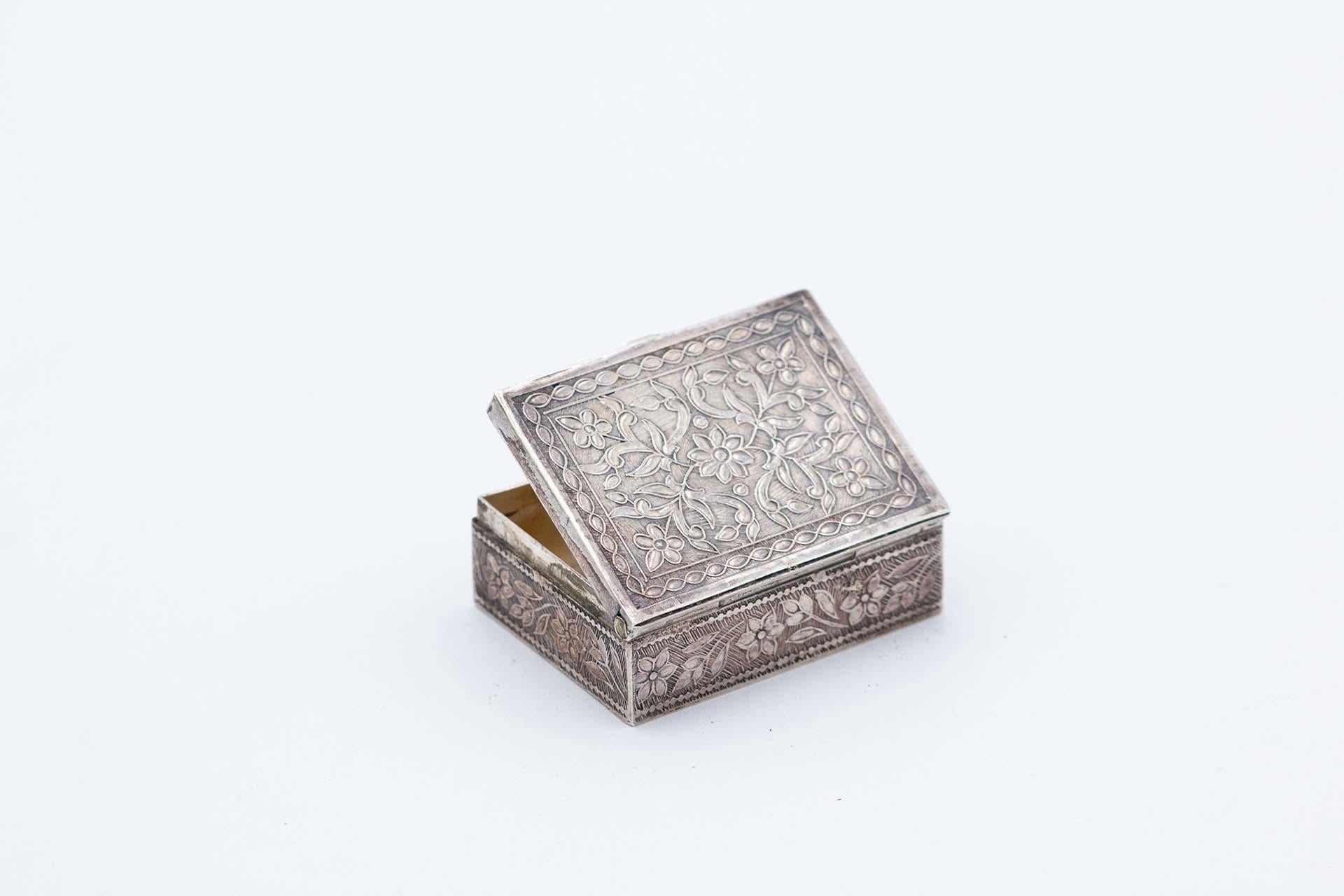 Silver snuff box with reliefs (Europäisch) im Angebot