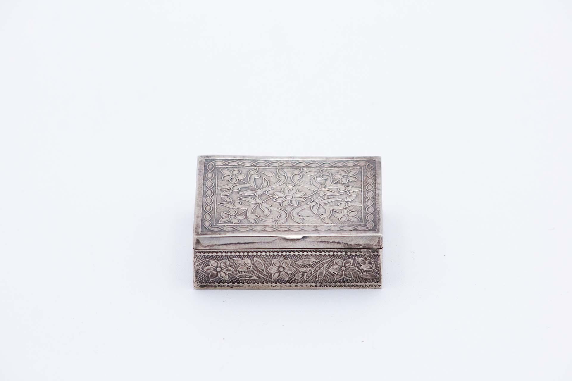 Silver snuff box with reliefs im Zustand „Gut“ im Angebot in Porto, PT