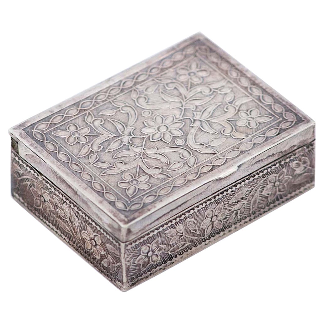 Silver snuff box with reliefs