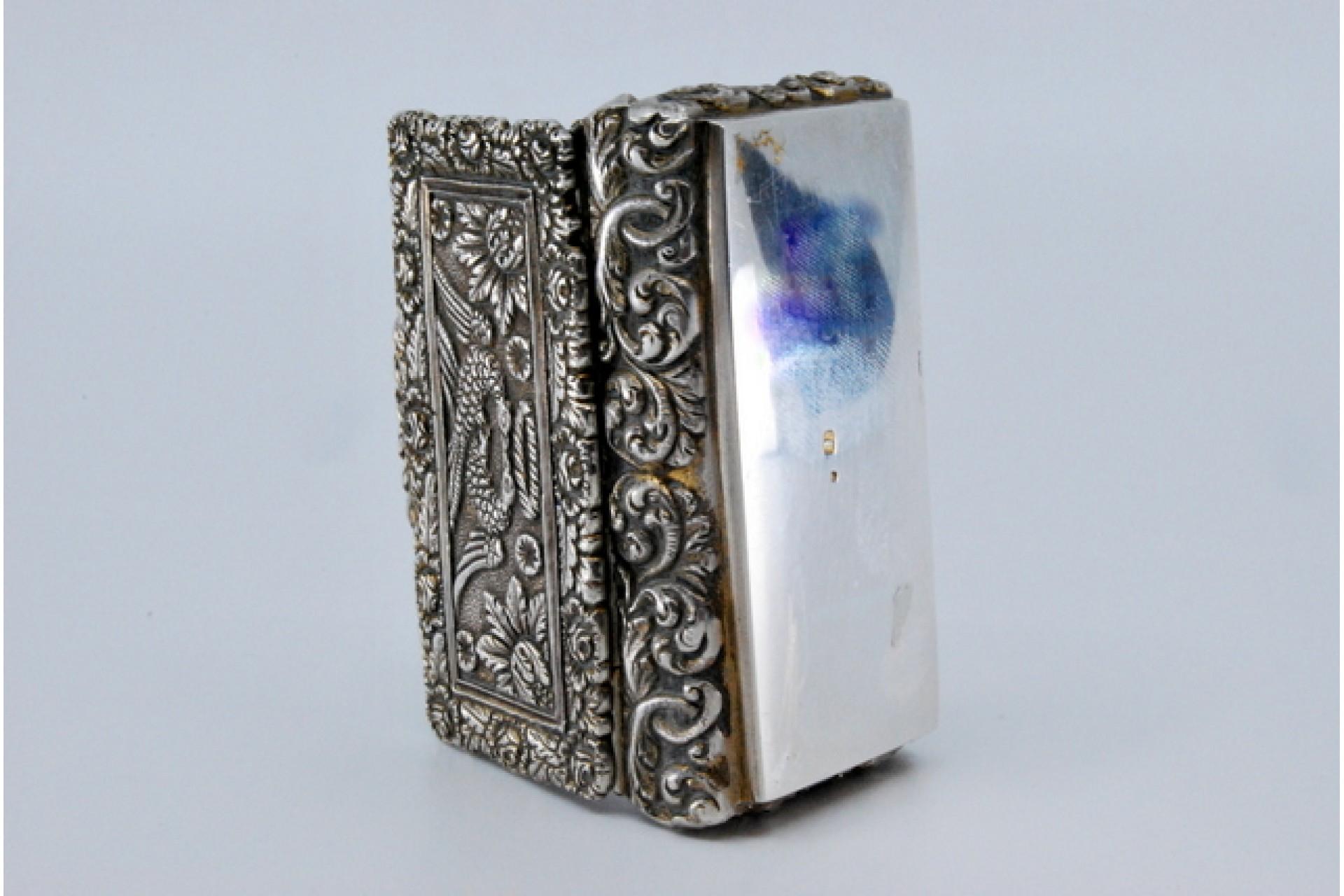 European Silver snuff box with reliefs, gold interior and hinged lid For Sale