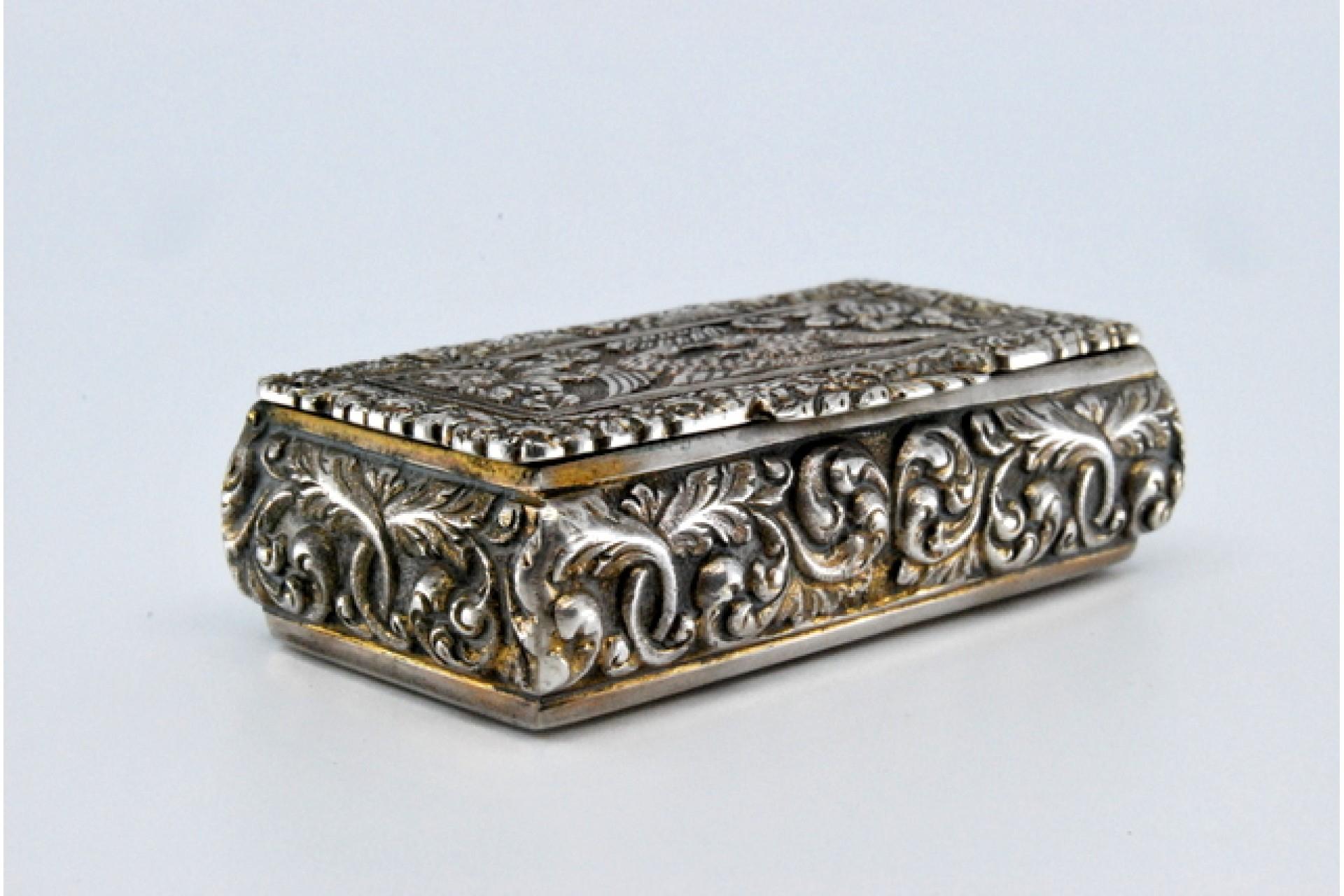 Silver snuff box with reliefs, gold interior and hinged lid In Good Condition For Sale In Porto, PT