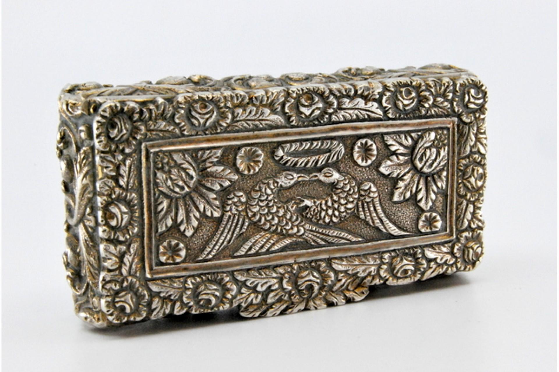 20th Century Silver snuff box with reliefs, gold interior and hinged lid For Sale