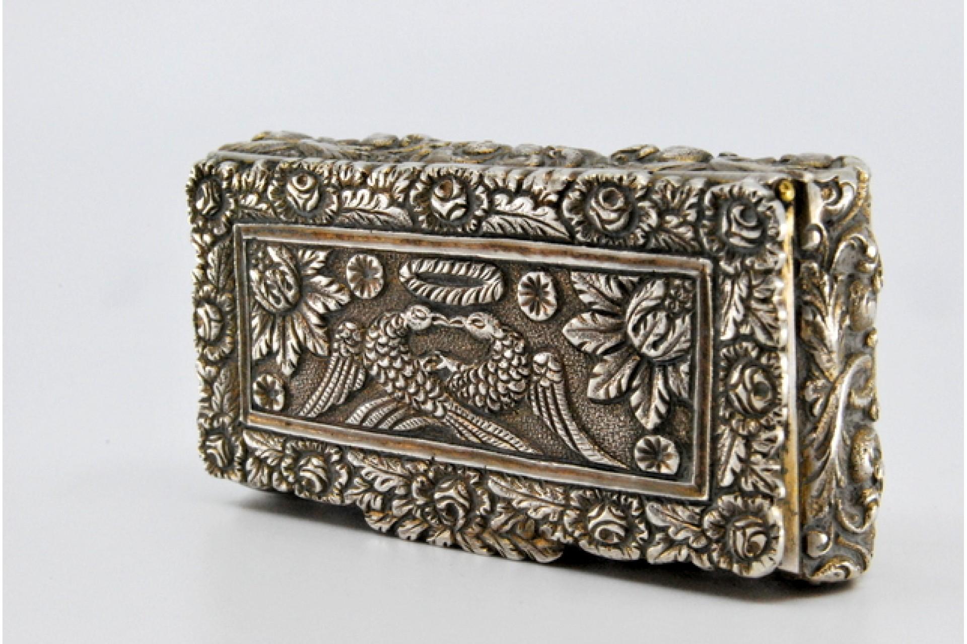 Silver snuff box with reliefs, gold interior and hinged lid For Sale 1