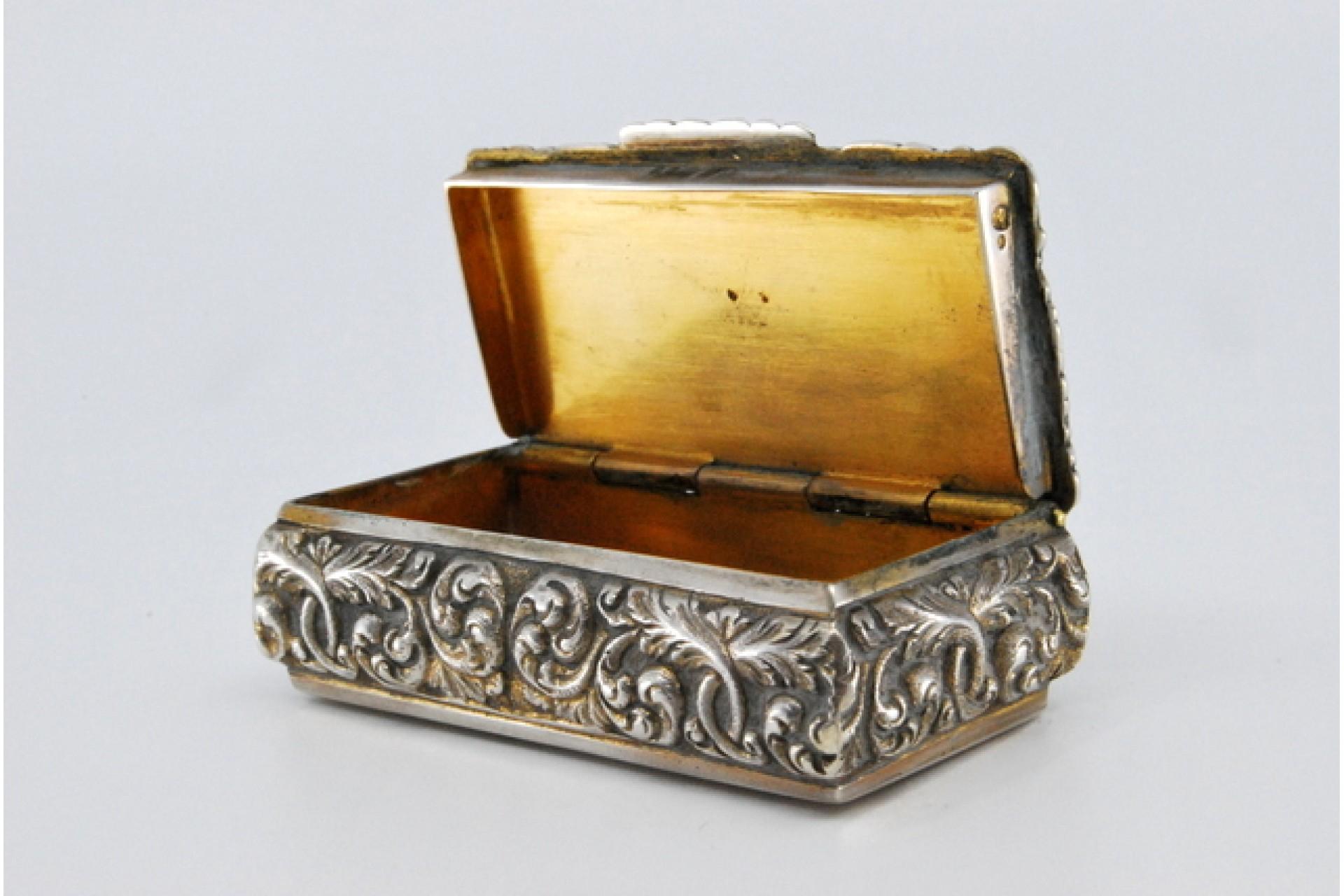 Silver snuff box with reliefs, gold interior and hinged lid For Sale 2