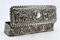 Silver snuff box with reliefs printed with shells and scrolls, removable lid