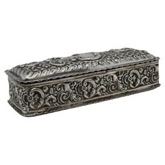 Tabatière en argent avec reliefs imprimés de coquillages et de rinceaux, couvercle amovible.