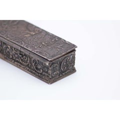 Silver snuffbox embossed with a courtship scene