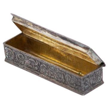 Silver snuffbox embossed with a courtship scene For Sale