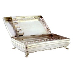 Silver snuffbox with cigarette holders
monogram on claw feet Antique Silver snuffbox with cigarette holders
monogram on claw feet