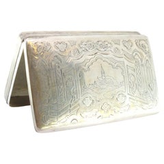 Silver snuffbox with city motifs engraved on a surrounding frame