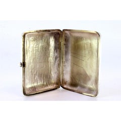 Silver snuffbox with engravings and hinged lid with opening clasp